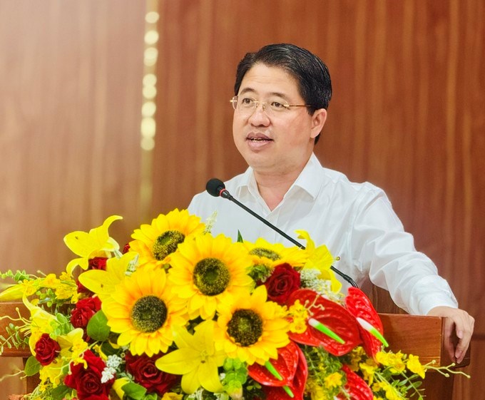 Ông Phạm Hồng Sơn trình bày chương trình hành động trước cử tri phường Cầu Kiệu