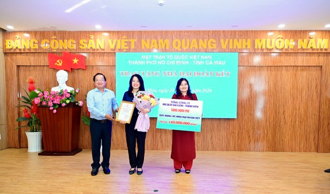 Phó Chủ tịch Thường trực Ủy ban MTTQ Việt Nam tỉnh Cà Mau Lê Thanh Triều trao thư cảm ơn lãnh đạo Tổng Công ty Du lịch Sài Gòn - TNHH MTV đã tặng kinh phí xây dựng 2 căn nhà đại đoàn kết. (Ảnh: SGGP)