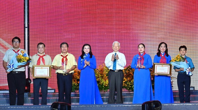 Đồng chí Nguyễn Minh Triết và đồng chí Nguyễn Phạm Duy Trang chúc mừng các tập thể được trao Giải thưởng Hồ Hảo Hớn năm 2026. (Ảnh: SGGP)