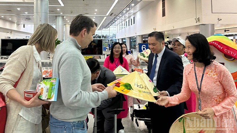 Du kh&aacute;ch được tặng những m&oacute;n qu&agrave; &yacute; nghĩa trong ng&agrave;y đầu năm mới.