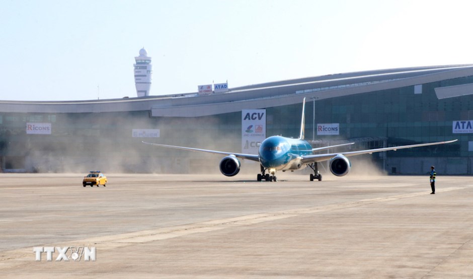 Máy bay Boeing 787 của Hãng hàng không quốc gia Việt Nam - Vietnam Airlines - đáp chuyến bay đầu tiên xuống Cảng hàng không quốc tế Long Thành. (Ảnh: TTXVN)