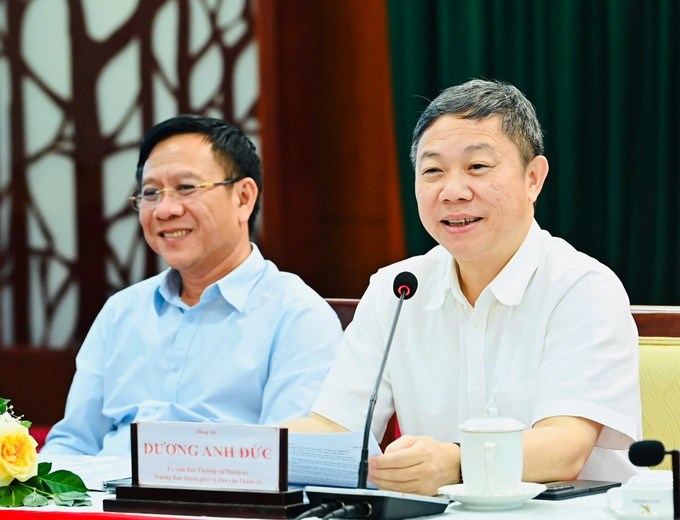 Trưởng Ban Tuy&ecirc;n gi&aacute;o v&agrave; D&acirc;n vận Th&agrave;nh ủy TPHCM Dương Anh Đức (b&ecirc;n phải) tại hội nghị. (Ảnh: SGGP)