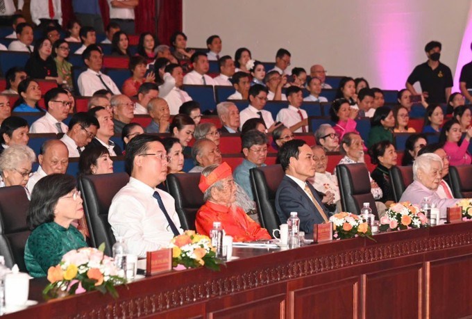 Bí thư Thành ủy TPHCM Trần Lưu Quang cùng các đồng chí lãnh đạo, đại biểu tham dự hội nghị