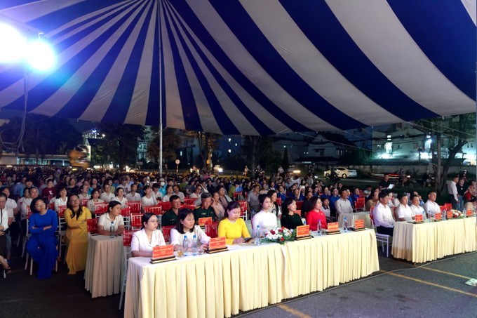 Đại biểu, khán giả cùng thưởng thức các tiết mục văn nghệ tuyên truyền cuộc bầu cử đại biểu Quốc hội khóa XVI và đại biểu HĐND các cấp, nhiệm kỳ 2026 - 2031. (Ảnh: SGGP)