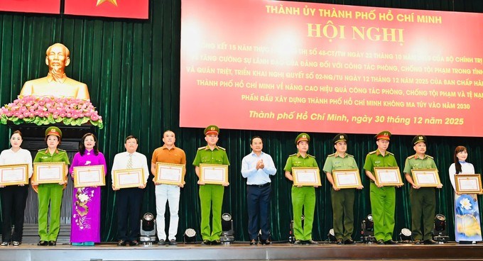 Chủ tịch UBND TPHCM Nguyễn Văn Được trao bằng khen cho c&aacute;c tập thể, c&aacute; nh&acirc;n. (Ảnh: SGGP)