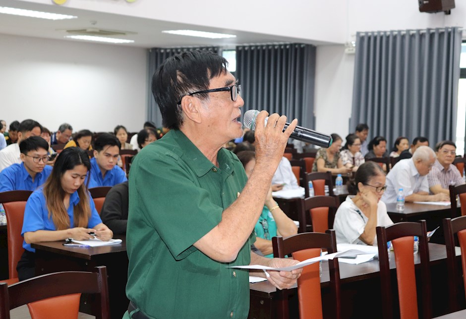 Cử tri phường Đức Nhuận nêu ý kiến tại buổi tiếp xúc. Ảnh: THÁI PHƯƠNG