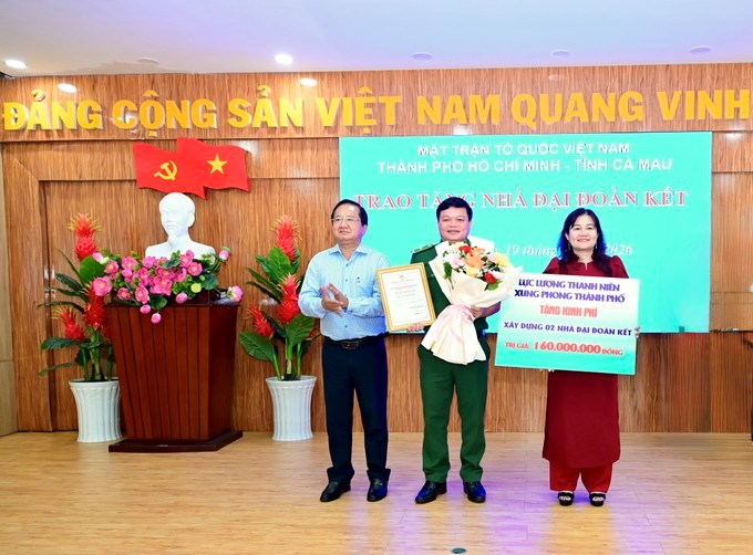 Phó Chủ tịch Thường trực Ủy ban MTTQ Việt Nam tỉnh Cà Mau Lê Thanh Triều trao thư cảm ơn lãnh đạo Lực lượng Thanh niên xung phong TPHCM tặng kinh phí xây dựng 2 căn nhà đại đoàn kết. (Ảnh: SGGP)