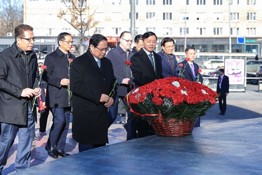 Thủ tướng Phạm Minh Chính cùng đoàn đại biểu cấp cao Việt Nam dâng hoa tưởng nhớ Chủ tịch Hồ Chí Minh, lãnh tụ kính yêu của nhân dân Việt Nam. (Ảnh: VGP)
