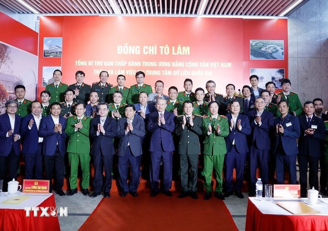 Tổng B&iacute; thư T&ocirc; L&acirc;m với c&aacute;c đại biểu. (Ảnh: TTXVN)