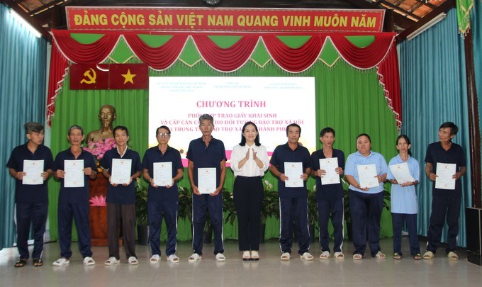 L&atilde;nh đạo phường Ch&aacute;nh Ph&uacute; H&ograve;a trao giấy khai sinh cho c&aacute;c đối tượng
