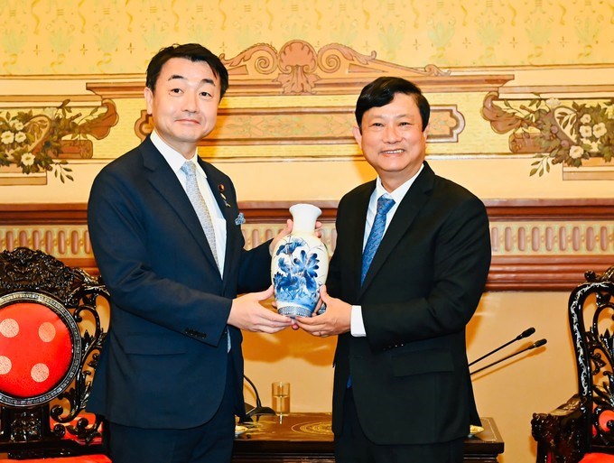 Đồng ch&iacute; V&otilde; Văn Minh tặng qu&agrave; lưu niệm đến &ocirc;ng Sasaki Hajime. (Ảnh SGGP)