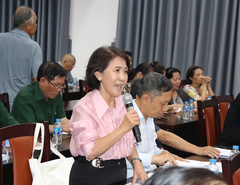 Cử tri phường Đức Nhuận nêu ý kiến tại buổi tiếp xúc. Ảnh: THÁI PHƯƠNG