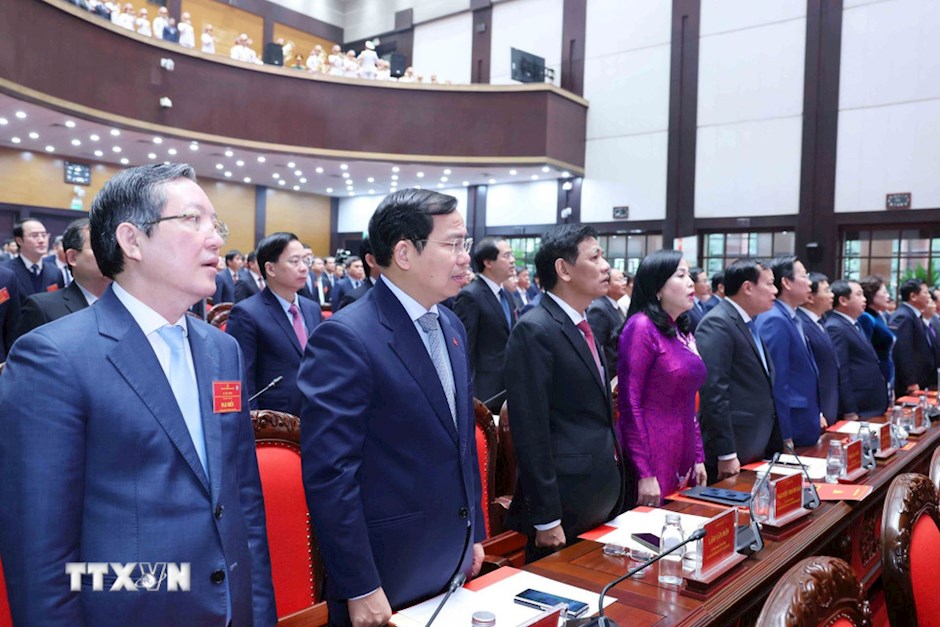 Đại biểu tham dự Lễ kỷ niệm thực hiện nghi thức ch&agrave;o cờ. (Ảnh: TTXVN)