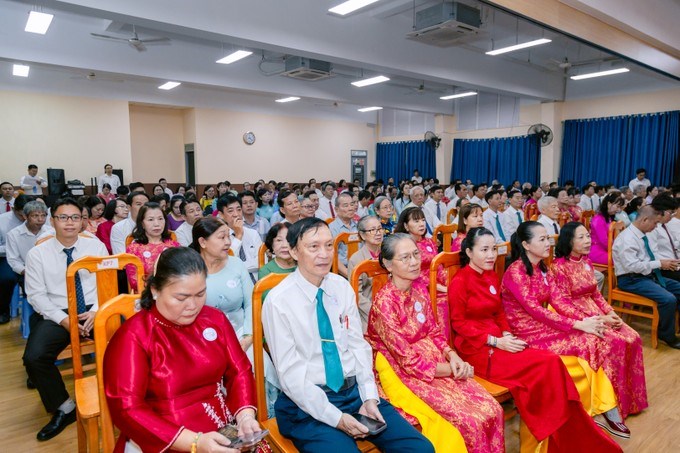 Hội nghị diễn ra với đ&ocirc;ng đảo đại biểu l&agrave; th&agrave;nh vi&ecirc;n Ban Chấp h&agrave;nh Đảng bộ phường tham dự