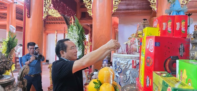 Đồng ch&iacute; Nguyễn Văn Được d&acirc;ng hương tại đền thờ liệt sĩ Cồn Ro&agrave;ng. (Ảnh: SGGP)