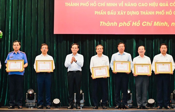 B&iacute; thư Th&agrave;nh ủy TPHCM Trần Lưu Quang trao bằng khen cho c&aacute;c tập thể, c&aacute; nh&acirc;n. (Ảnh: SGGP)