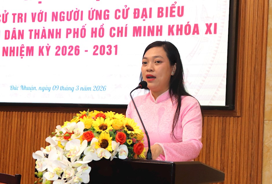 Bà Huỳnh Anh Phương Thảo trình bày chương trình hành động tại buổi tiếp xúc cử tri phường Đức Nhuận. Ảnh: THÁI PHƯƠNG
