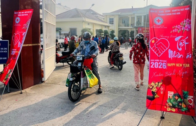 Đến phi&ecirc;n chợ, b&agrave; con ra về với nụ cười v&agrave; những m&oacute;n h&agrave;ng thiết yếu