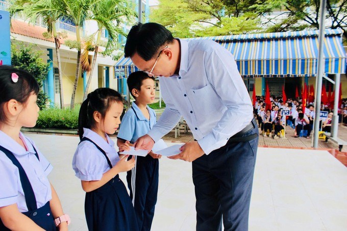 Đồng chí Nguyễn Phúc Hoàng, Bí thư Đảng ủy, Chủ tịch HĐND phường Rạch Dừa trao học bổng đến học sinh có hoàn cảnh khó khăn vươn lên trong học tập