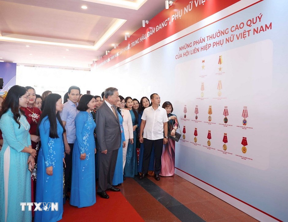 Tổng Bí thư Tô Lâm và các đại biểu tham quan triển lãm. (Ảnh: TTXVN)