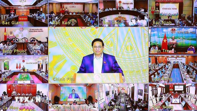 Thủ tướng Phạm Minh Ch&iacute;nh chủ tr&igrave; Phi&ecirc;n họp lần thứ tư của Ban Chỉ đạo x&oacute;a nh&agrave; tạm, nh&agrave; dột n&aacute;t trực tuyến đến c&aacute;c địa phương. (Ảnh: TTXVN)