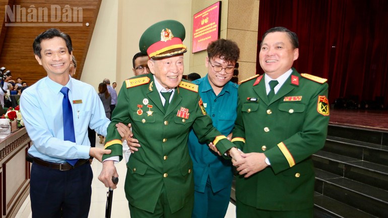 Đại t&aacute;, Anh h&ugrave;ng Lực lượng Vũ trang nh&acirc;n d&acirc;n Nguyễn Văn T&agrave;u (Tư Cang) dự buổi gặp mặt.