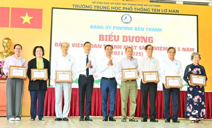 L&atilde;nh đạo UBND TPHCM c&ugrave;ng phường trao khen thưởng c&aacute;c tổ chức Đảng, đảng vi&ecirc;n ho&agrave;n th&agrave;nh xuất sắc nhiệm vụ năm 2025 v&agrave; giai đoạn 2020-2025. (Ảnh: SGGP)