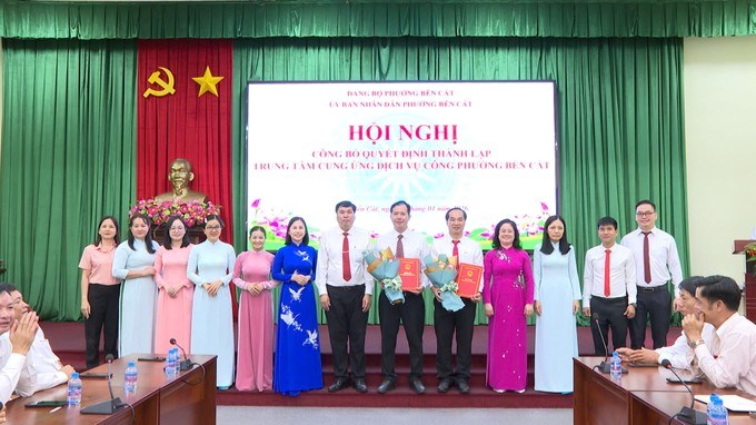 Trao quyết định th&agrave;nh lập Trung t&acirc;m Cung ứng dịch vụ c&ocirc;ng phường Bến C&aacute;t