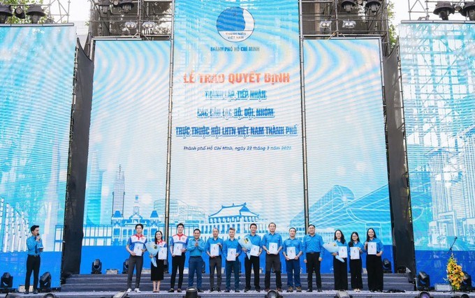 Trao quyết định thành lập, tiếp nhận các câu lạc bộ, đội, nhóm trực thuộc Hội LHTN Việt Nam TPHCM