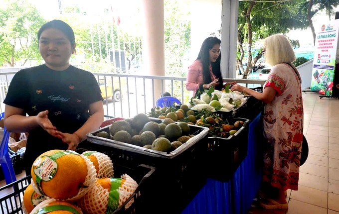 N&ocirc;ng sản sạch của c&aacute;c địa phương của TPHCM được trưng b&agrave;y tại Lễ ph&aacute;t động