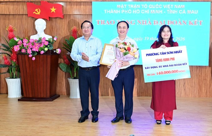 Phó Chủ tịch Thường trực Ủy ban MTTQ Việt Nam tỉnh Cà Mau Lê Thanh Triều trao thư cảm ơn lãnh đạo phường Tân Sơn Nhất (TPHCM) đã tặng kinh phí xây dựng 2 căn nhà đại đoàn kết tại Cà Mau. (Ảnh: SGGP)
