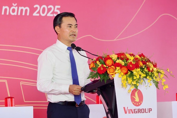 Phó Chủ tịch UBND TPHCM Bùi Xuân Cường phát biểu tại lễ động thổ Dự án tuyến đường sắt Bến Thành – Cần Giờ. (Ảnh: SGGP)