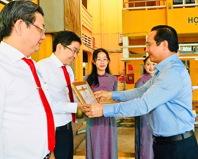 Chủ tịch UBND TPHCM trao tặng bằng khen của Đảng ủy phường Bến Th&agrave;nh đến c&aacute;c tổ chức Đảng, đảng vi&ecirc;n ho&agrave;n th&agrave;nh xuất sắc nhiệm vụ năm 2025 v&agrave; giai đoạn 2020-2025. (Ảnh: SGGP)