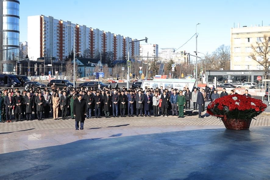 Tượng đài Hồ Chí Minh tại Moscow không chỉ là một công trình nghệ thuật mà còn là nơi gặp gỡ, tưởng niệm của cộng đồng người Việt Nam tại Nga, đặc biệt trong các dịp lễ kỷ niệm quan trọng. (Ảnh: VGP)