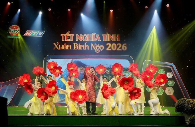 Ca sĩ Nguyễn Phi H&ugrave;ng biểu diễn tiết mục 