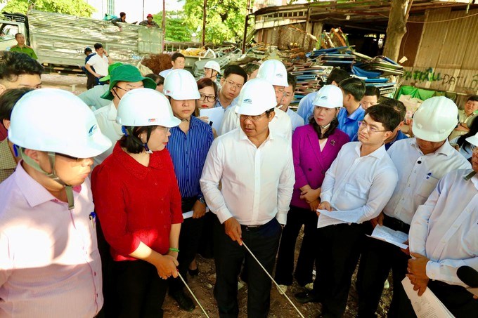 Chủ tịch UBND TPHCM Nguyễn Văn Được khảo sát thực địa, trao đổi và chỉ đạo tại dự án rạch Xuyên Tâm chiều 18/3. (Ảnh: QUỐC HÙNG)