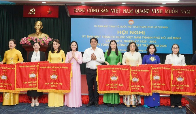 Tặng cờ thi đua đến c&aacute;c tập thể xuất sắc năm 2025. (Ảnh: SGGP)