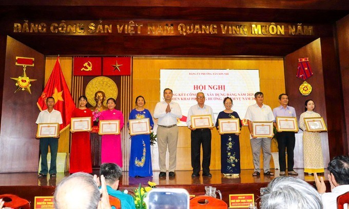 Chủ tịch UBND phường T&acirc;n Sơn Nh&igrave; Nguyễn Quốc B&igrave;nh trao bằng khen cho c&aacute;c c&aacute; nh&acirc;n (Ảnh SGGP)