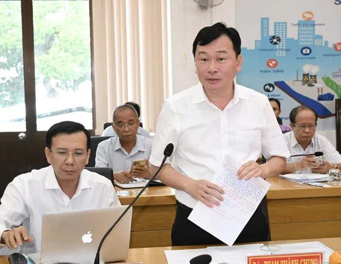 Thành viên đoàn khảo sát trao đổi tại buổi làm việc. Ảnh: VIỆT DŨNG
