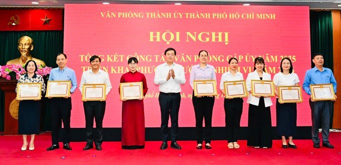 Ph&oacute; B&iacute; thư Thường trực Th&agrave;nh ủy TPHCM L&ecirc; Quốc Phong tặng bằng khen cho c&aacute;c tập thể đạt ho&agrave;n th&agrave;nh xuất sắc trong c&ocirc;ng t&aacute;c văn ph&ograve;ng cấp ủy năm 2025. (Ảnh: SGGP)