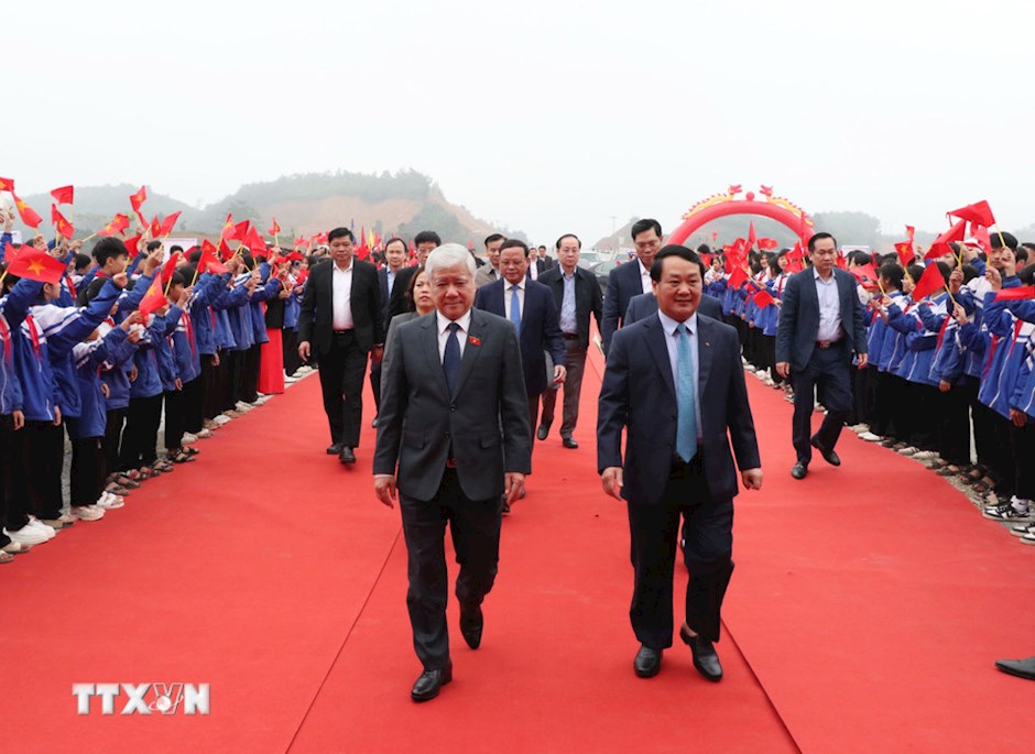 Sáng 19/12/2025, tỉnh Tuyên Quang tổ chức Lễ thông xe kỹ thuật Dự án cao tốc Tuyên Quang-Hà Giang (giai đoạn 1) và động thổ Dự án cao tốc Tuyên Quang-Hà Giang (giai đoạn 2), đoạn từ Tân Quang đến cửa khẩu quốc tế Thanh Thủy. Ông Đỗ Văn Chiến, Ủy viên Bộ Chính trị, Phó Chủ tịch Thường trực Quốc hội dự buổi lễ. (Ảnh: TTXVN)