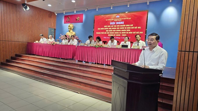 Người ứng cử ĐB HĐND TPHCM Nguyễn Toàn Thắng trao đổi tại hội nghị