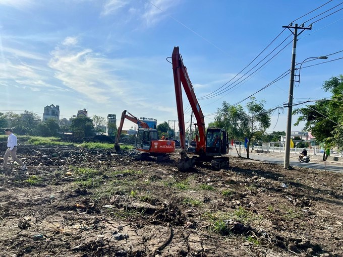 Ngay sau khi khởi công đơn vị thi công triển khai phương tiện máy móc thi công ngay. (Ảnh: SGGP)