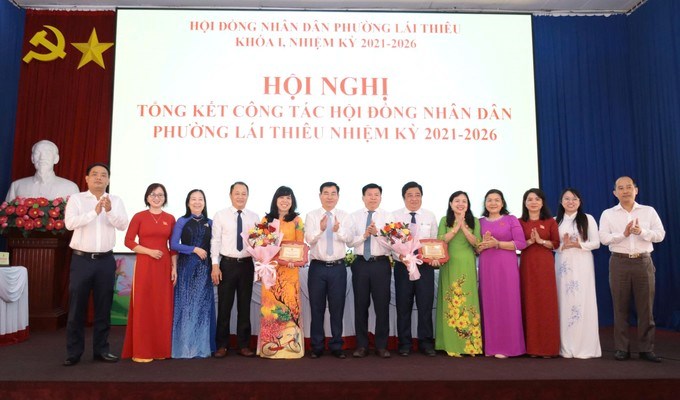Trao kh&aacute;nh tri &acirc;n c&aacute;c đồng ch&iacute; nguy&ecirc;n l&agrave; l&atilde;nh đạo HĐND TP.Thuận An (cũ), HĐND phường L&aacute;i Thi&ecirc;u v&agrave; phường B&igrave;nh Nh&acirc;m nhiệm kỳ 2021-2026