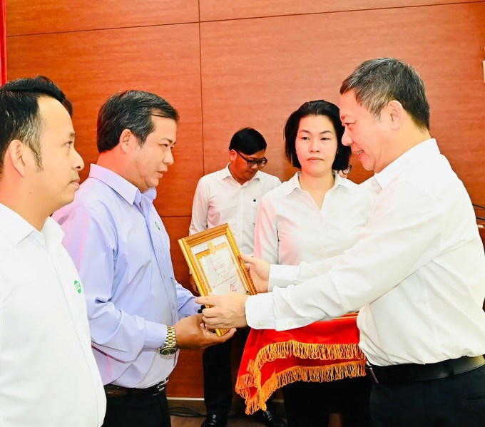 Trưởng Ban Tuy&ecirc;n gi&aacute;o v&agrave; D&acirc;n vận Th&agrave;nh ủy TPHCM Dương Anh Đức trao Giấy khen cho c&aacute;c c&aacute; nh&acirc;n. (Ảnh SGGP)