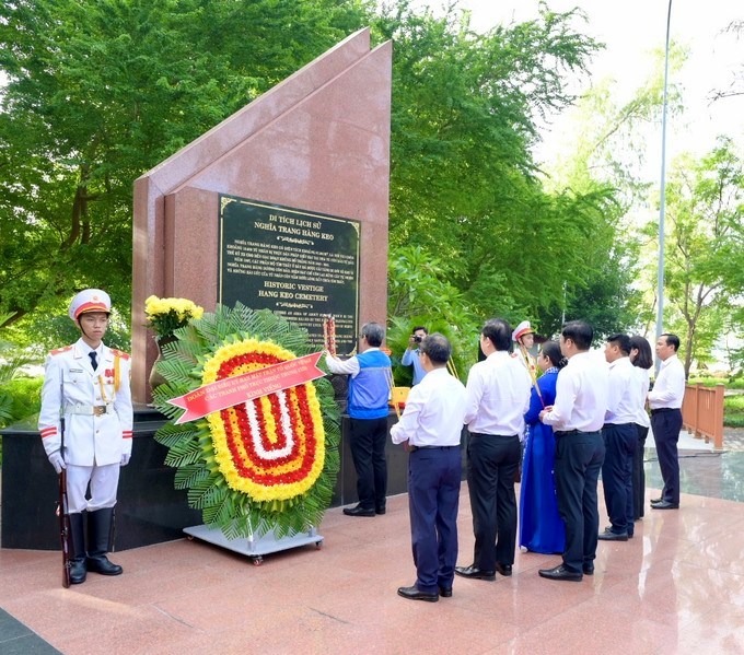 Đoàn đại biểu Cụm thi đua Ủy ban MTTQ Việt Nam các thành phố trực thuộc Trung ương dâng hoa, dâng hương tại Nghĩa trang Hàng Keo. (Ảnh: SGGP)