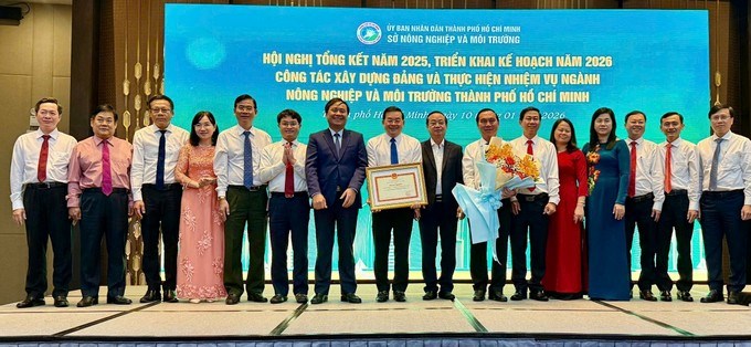 L&atilde;nh đạo Sở NN-MT TPHCM nhận bằng khen của Bộ NN-MT. (Ảnh: SGGP)