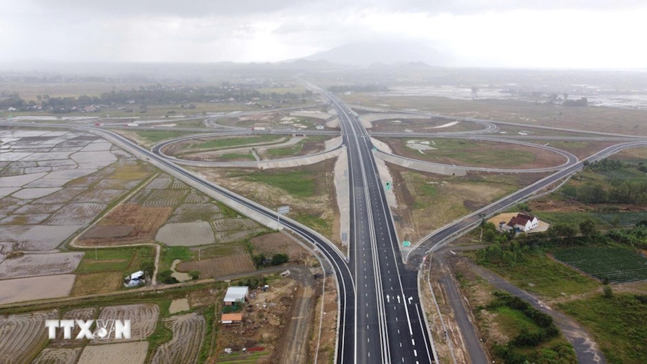 Sáng 19/12/2025, Ủy ban Nhân dân tỉnh Khánh Hòa tổ chức Lễ thông xe kỹ thuật 20km đầu tuyến của dự án thành phần 1 thuộc Dự án đầu tư xây dựng đường bộ cao tốc Khánh Hòa - Buôn Ma Thuột. Đây là 1 trong 5 công trình, dự án được chọn khởi công, khánh thành, thông xe kỹ thuật để chào mừng Đại hội lần thứ XIV của Đảng. (Ảnh: TTXVN)