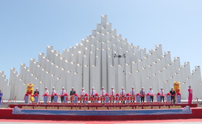 Lãnh đạo TPHCM và các đại biểu thực hiện nghi thức cắt băng khánh thành dự án chỉnh trang trục đường Thùy Vân. (Ảnh: SGGP)