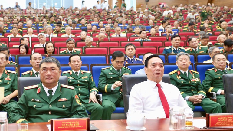 Đại tướng L&ecirc; Hồng Anh (&aacute;o trắng), nguy&ecirc;n Ủy vi&ecirc;n Bộ Ch&iacute;nh trị, nguy&ecirc;n Thường trực Ban B&iacute; thư Trung ương Đảng dự buổi gặp mặt. (Ảnh Nh&acirc;n d&acirc;n)